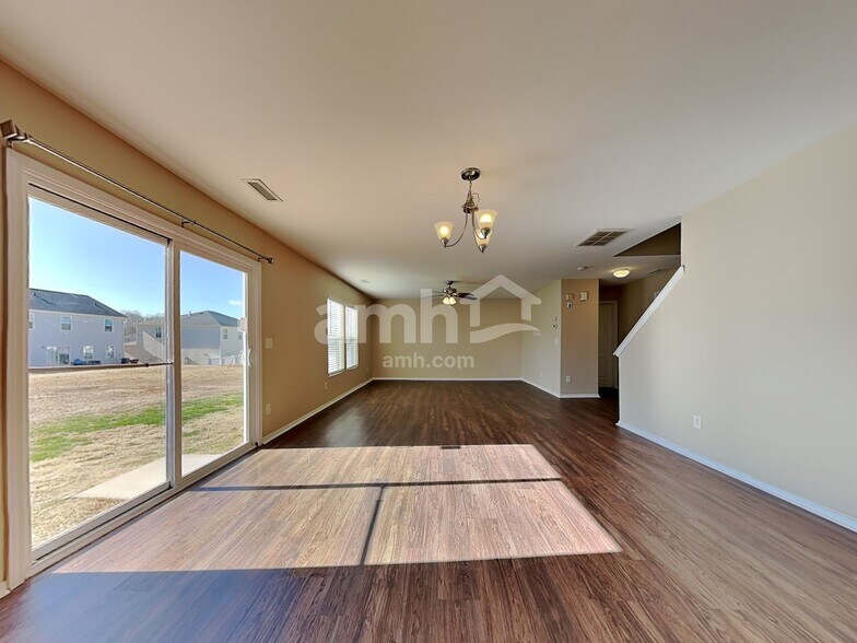 Building Photo - 423 Kerriann Ln