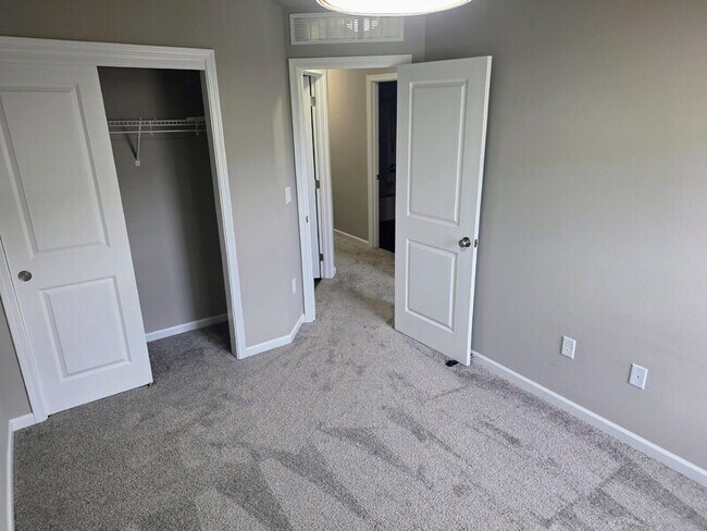 Building Photo - 2316 Hazeltine Pl