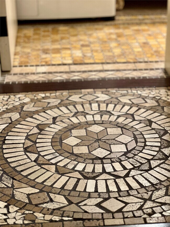 Building Photo - 2100 Tanglewilde St