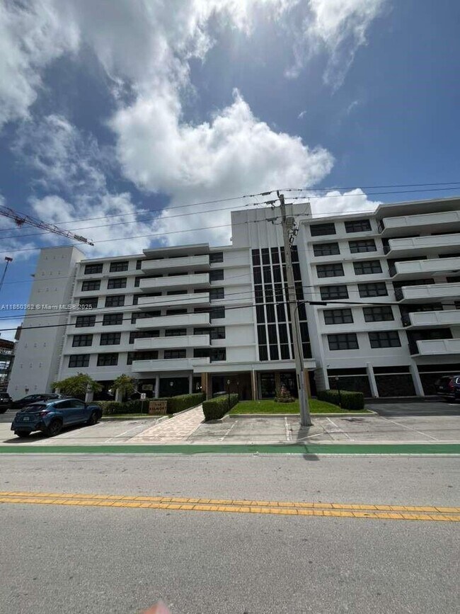 Building Photo - 10101 E Bay Harbor Dr