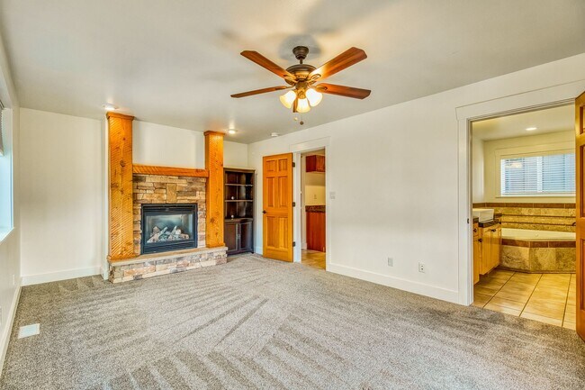 Building Photo - Luxury 5 Bed, 5 Bath Home with Modern Finishes & 2-Car Garage! - Available NOW!