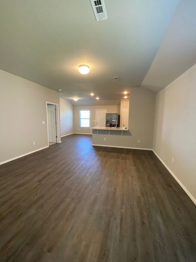 Building Photo - *NOW PRELEASING* Three Bedroom | Two Bathroom Home Fox Tail