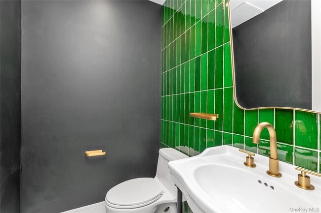 Building Photo - 12 Roosevelt Ave