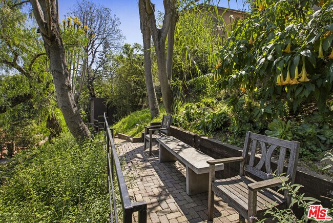 Building Photo - 631 Cross Ave