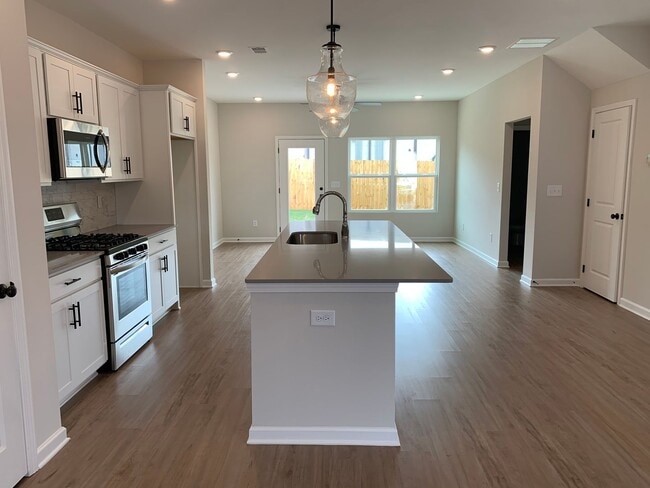 Building Photo - SUBLEASE AVAILABLE JANUARY 2026-JUNE 2026 WITH OPTION TO RENEW