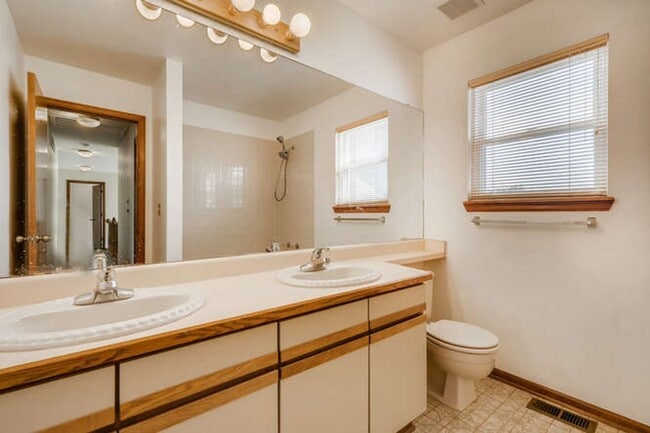 Building Photo - 9151 Kenwood Ct