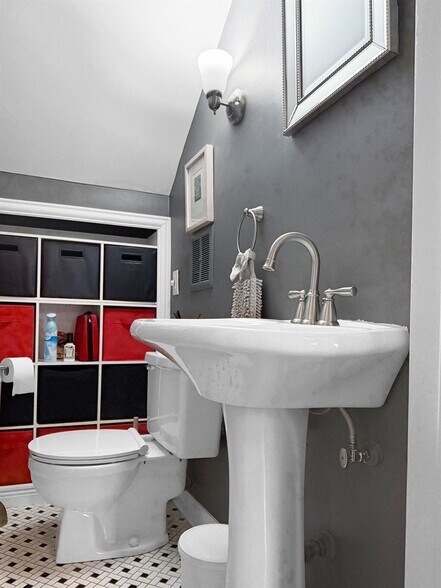 Building Photo - 410 Wellington Ave