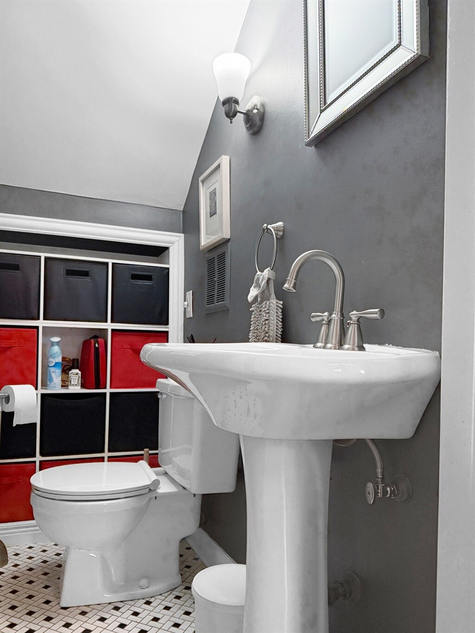 Building Photo - 410 Wellington Ave