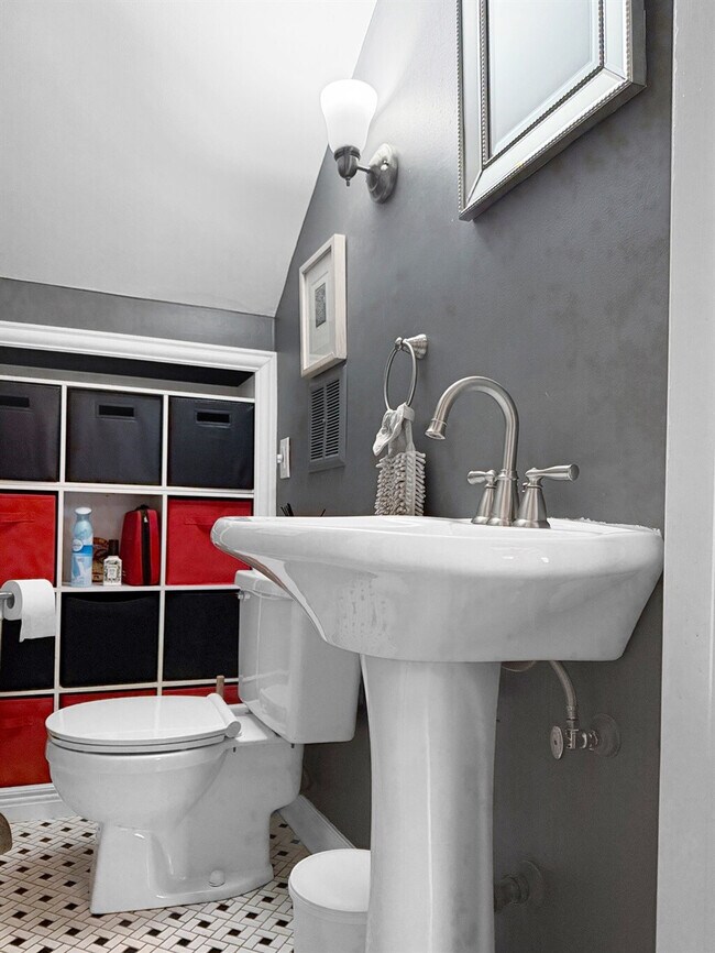 Building Photo - 410 Wellington Ave