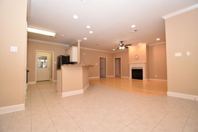 Building Photo - Spacious 3 Bedroom, 2 Bath Home
