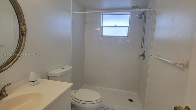 Building Photo - 950 Hillcrest Dr