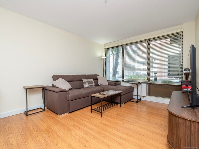 Building Photo - 300 Broad St