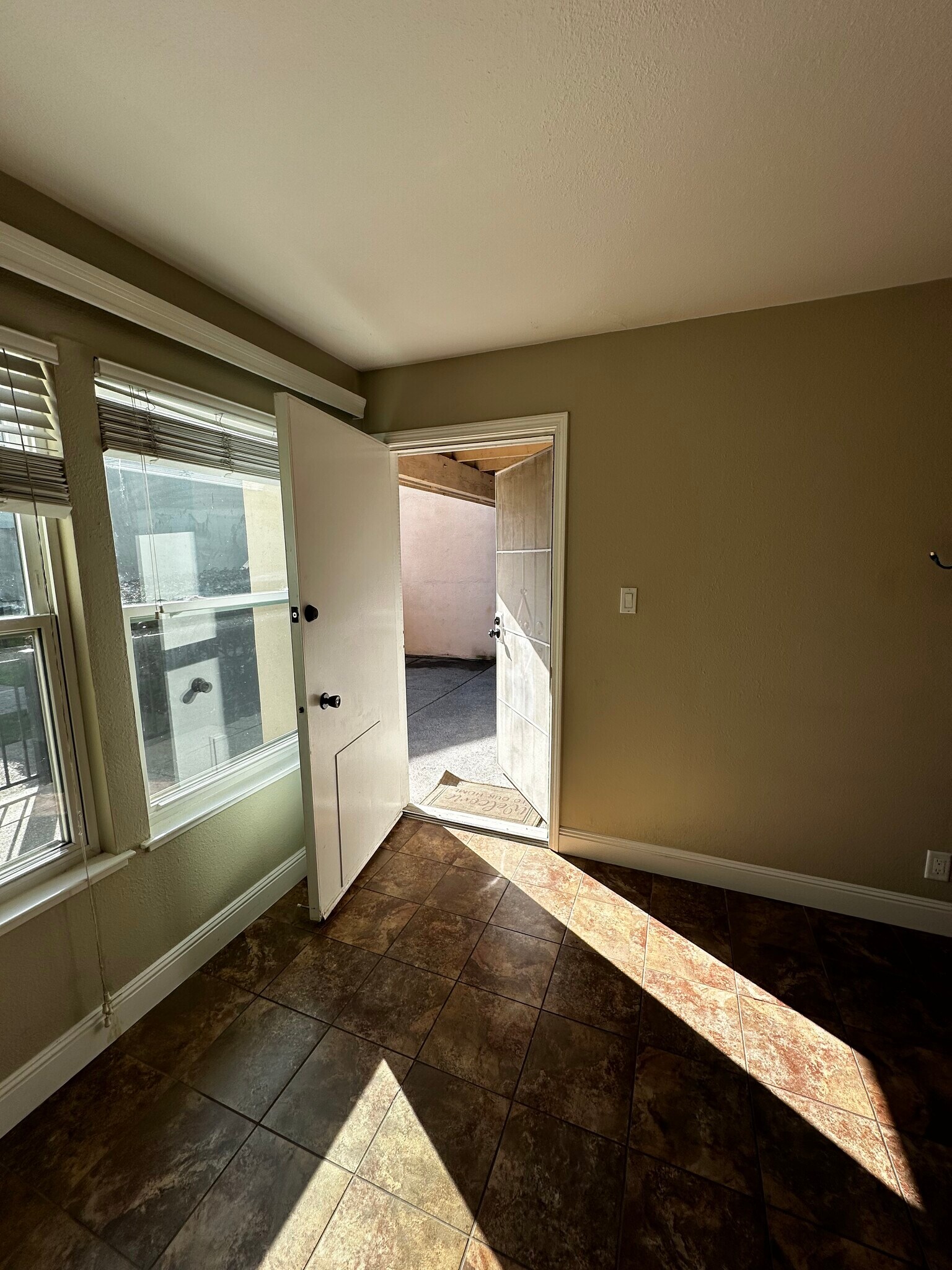 Building Photo - 3722 W Benjamin Holt Dr