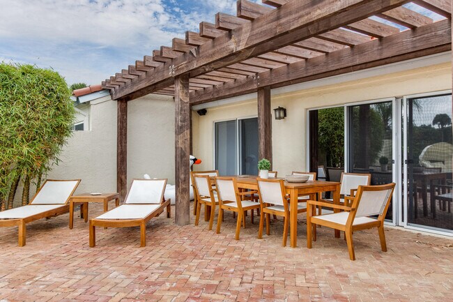 Building Photo - 2312 Las Casitas Dr