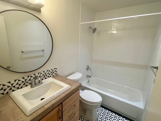 Building Photo - Beautiful 2 Bed / 2 Bath Condo in Prime Hillcrest Location – Near Balboa Park