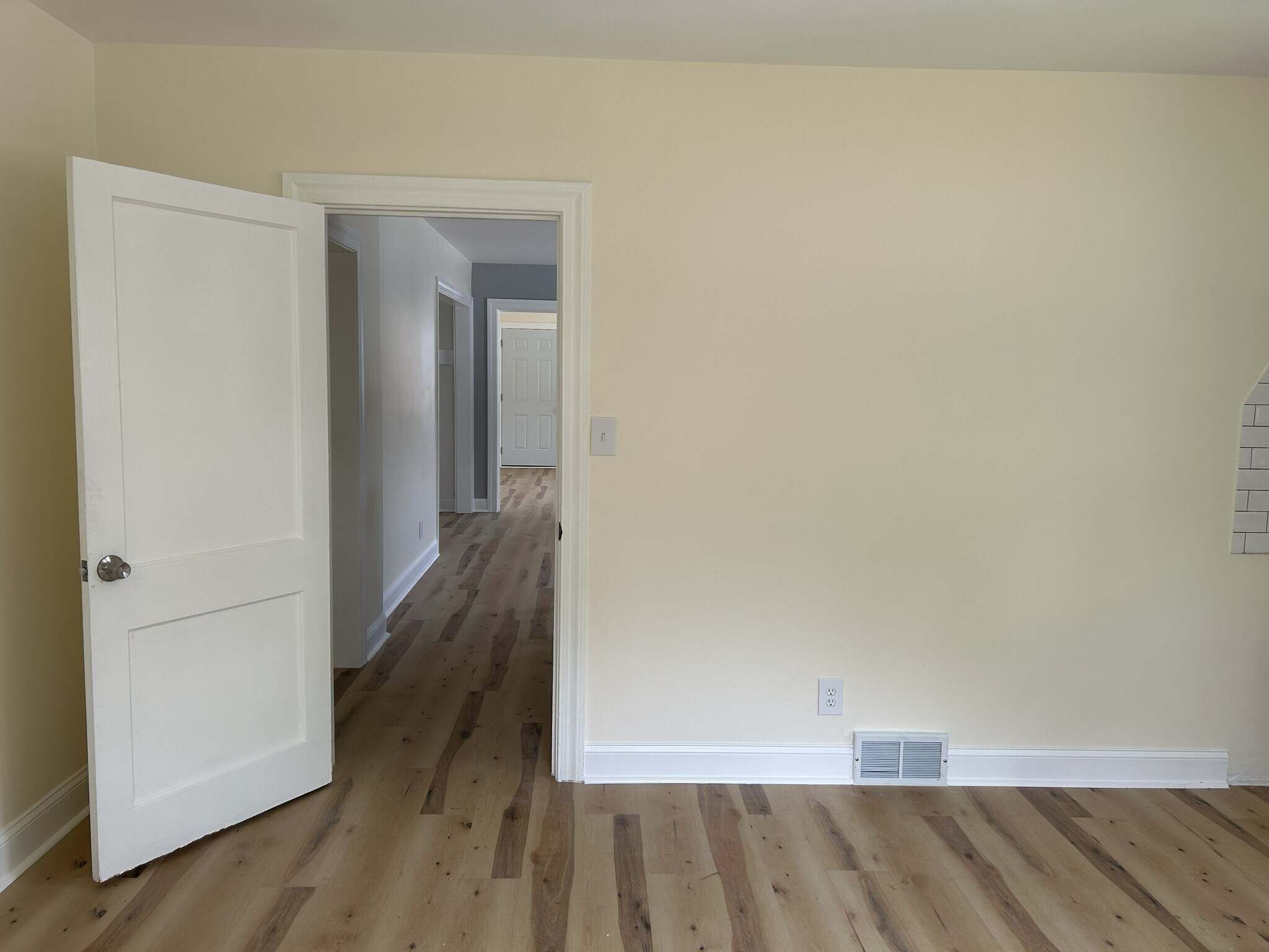 Building Photo - Room in Duplex on Richardson Ave