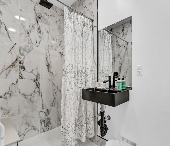 Building Photo - 574 Niagara St