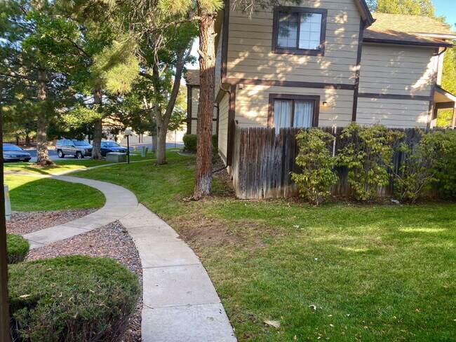 Building Photo - Charming 2BR/2.5BA Townhome in Deer Pointe Village! Beautiful Hardwood Floors Throughout Main Lev...