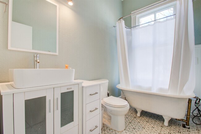 Building Photo - 3304 Avenue Q