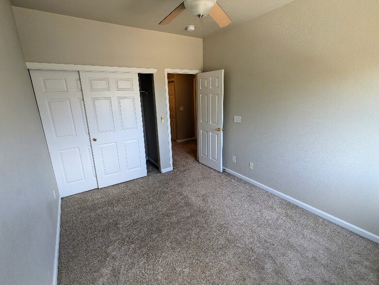 Building Photo - 2821 Willow Tree Ln