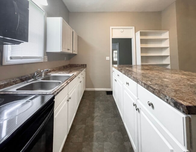 Building Photo - PRELEASING for AUGUST! Close to Campus