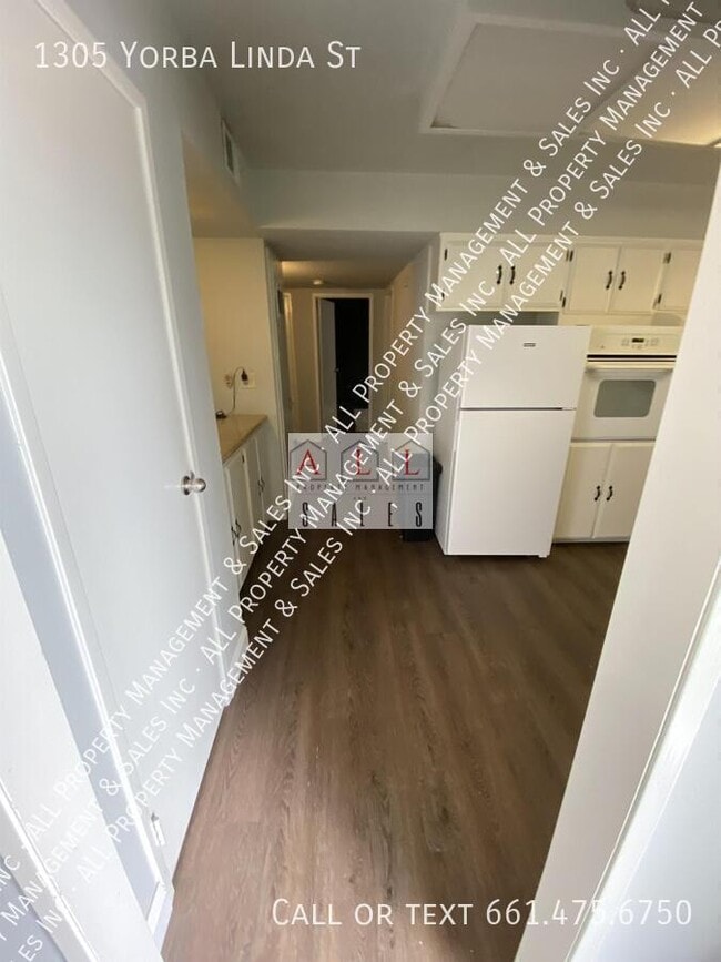 Building Photo - 1305 Yorba Linda St
