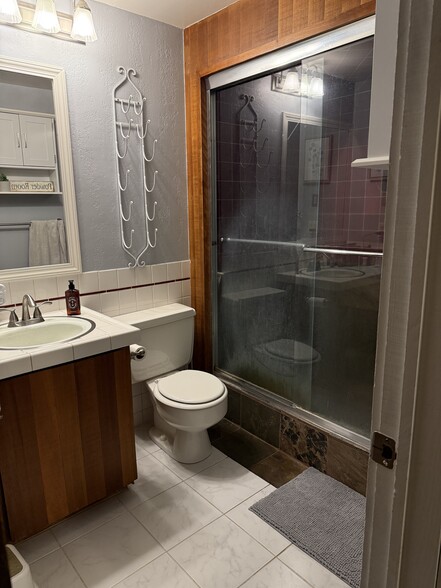 Building Photo - 817 E Jewett Blvd