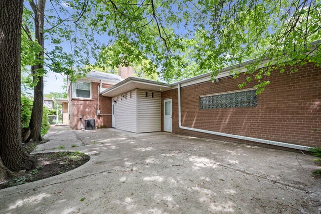 Building Photo - 3001 W Chase Ave