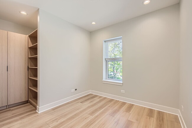 Building Photo - 5014 N Rockwell St