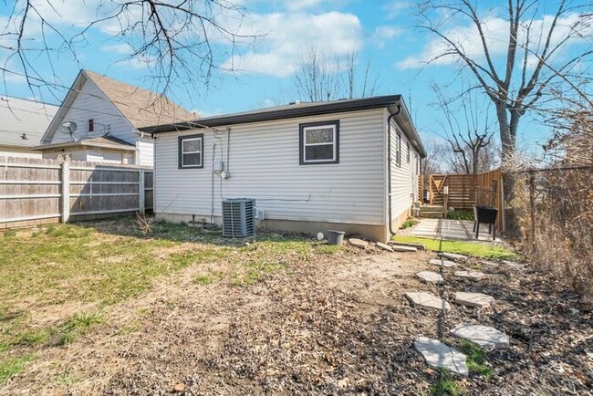 Building Photo - Charming 3-Bedroom Bungalow with Updated K...