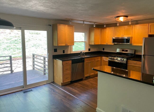 Building Photo - 12 Oak Ridge Dr