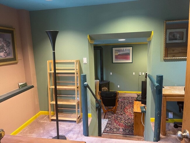 Building Photo - Furnished 2 Bedroom Garden Level Apartment in Upper Table Mesa Near Bear Creek Park