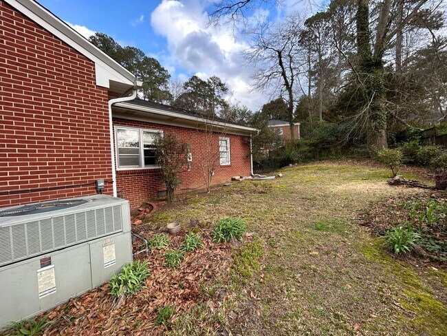 Building Photo - Charming 3/2 House in College Heights- $2,095