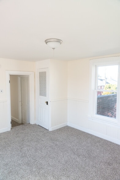 Building Photo - 1005 Railroad St