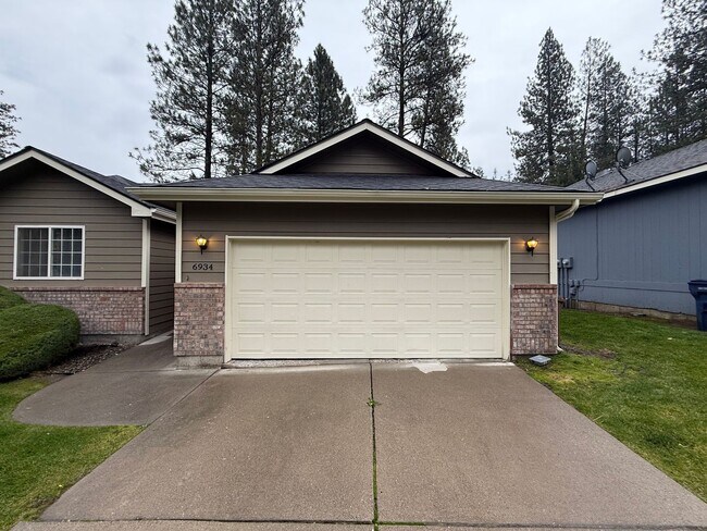 Building Photo - Stunning 3 Bed, 2 Bath Home near Riverside...