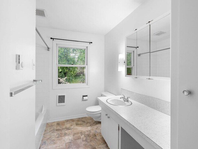 Building Photo - Sprawling 6 bed / 3.5 bath Home in Hillsda...