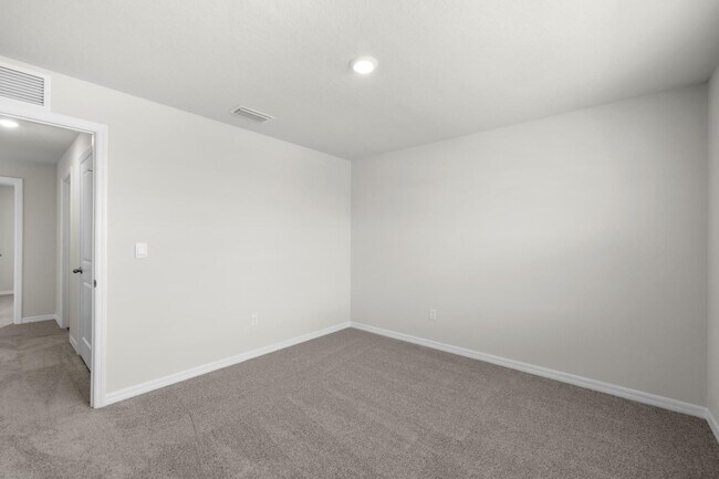 Building Photo - Spacious 5 Bedroom in Parrish!