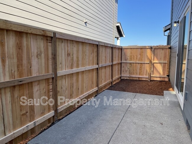 Building Photo - 2269 Livesay Ln
