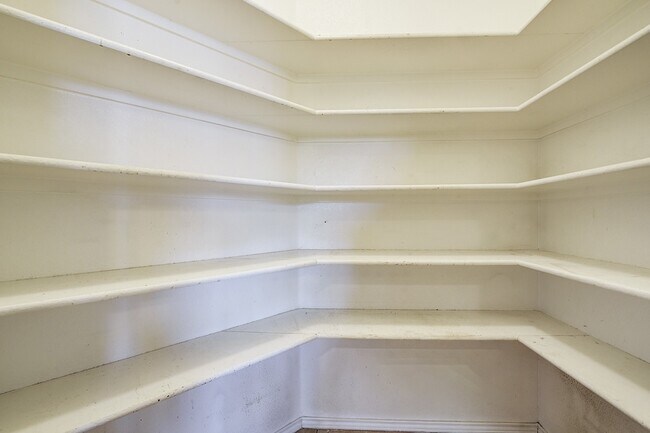 Building Photo - 2041 Meadow View Dr