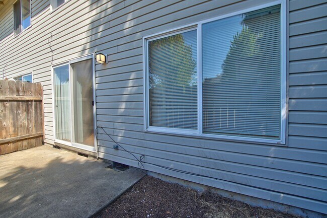 Building Photo - Vista Residence