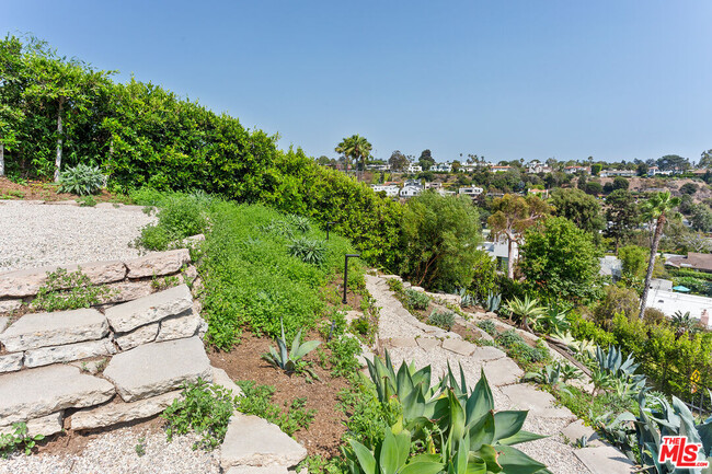Building Photo - 500 Amalfi Dr