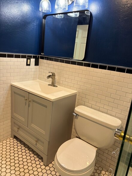 Bathroom 1 - 4128 Ravenwood Pl