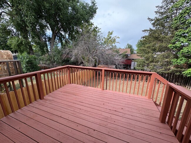 Building Photo - Updated **2 Bedroom | 1.5 Bath | 1-Car Garage Townhome**
