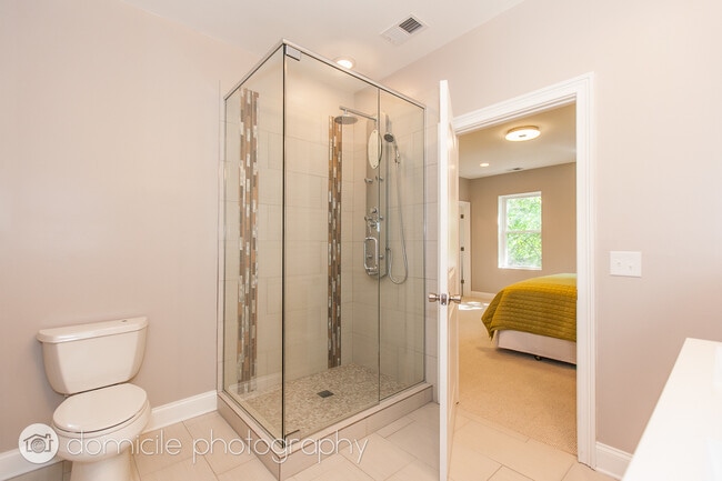 Building Photo - 806 S Oakley Blvd