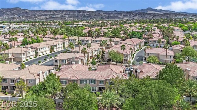 Building Photo - Exceptional 2 Bedroom in Desirable Location & Stunning Amenities