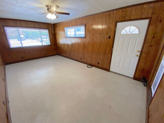 Building Photo - Northeast El Paso 4 bed(possible 5th) with...