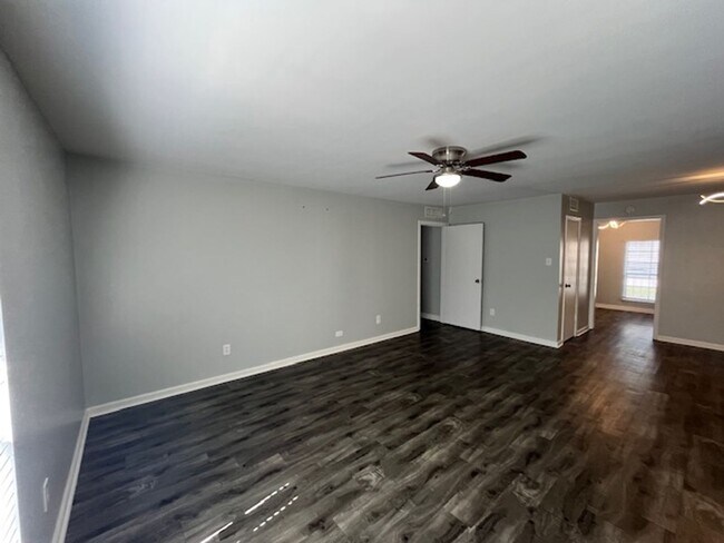 Building Photo - Nice 3 Bedroom 2 Bathroom Windsor Gardens ...
