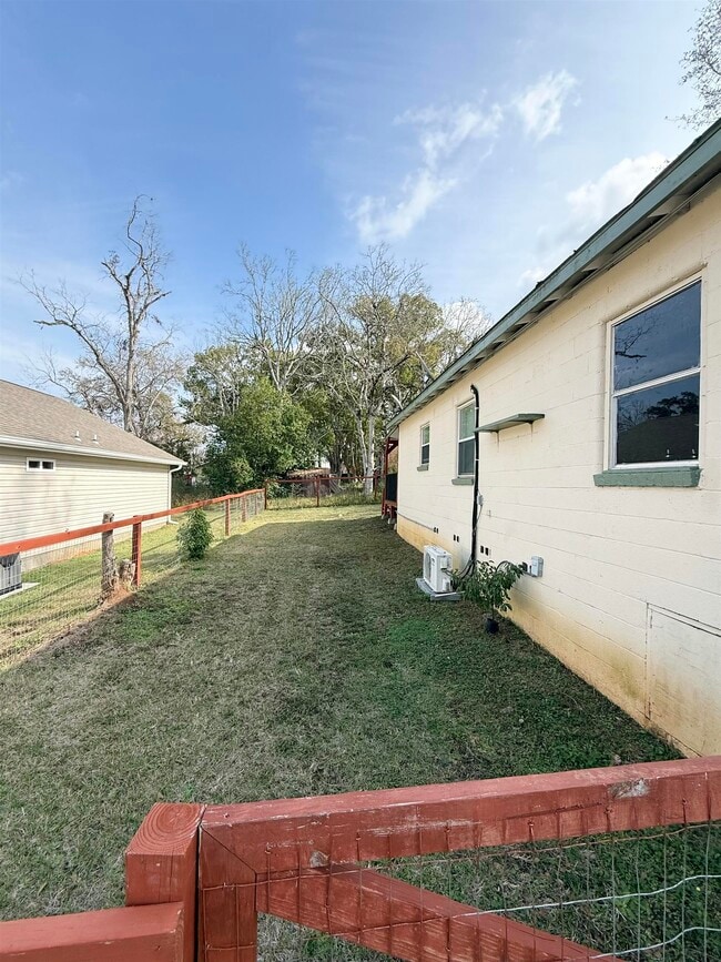 Building Photo - 2213 Holton St