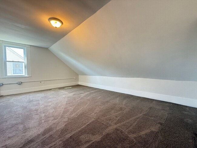 Building Photo - 208 Main St