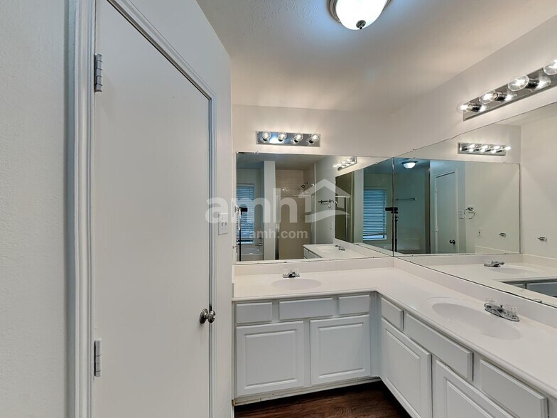 Building Photo - 16807 Pheasant Creek Ct